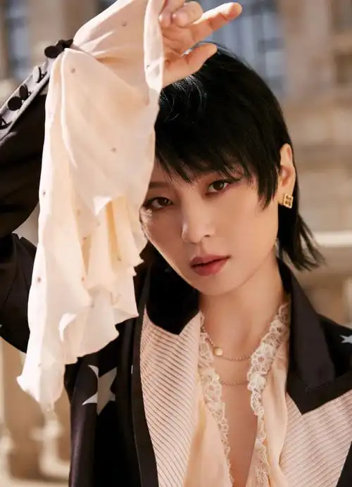 sohufashion·星鲜事##周笔畅缎面星空西装