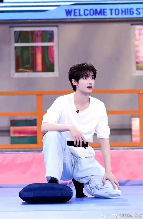 丁程鑫[超话]##丁程鑫 monster# 02#丁程鑫 monster#   "枫叶飘向