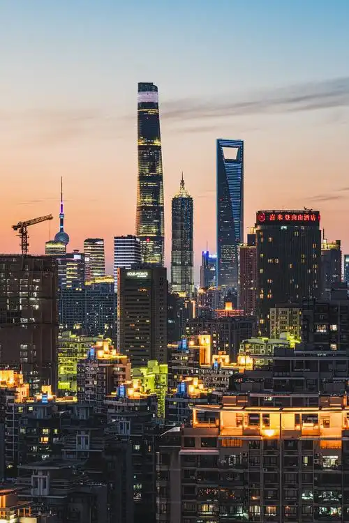 夜幕灯光亮起繁华的上海陆家嘴