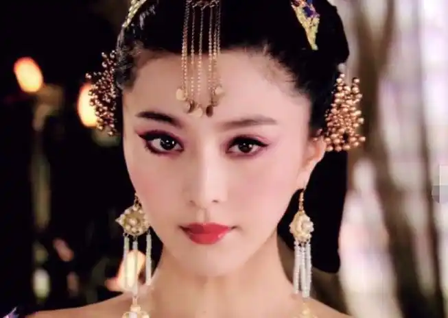 别再尬演妩媚和风情了,三位女星告诉你,什么叫媚骨天成!