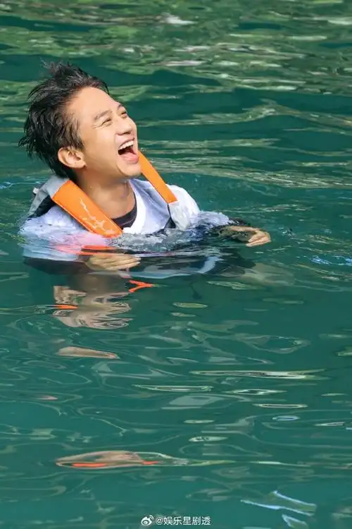 邓超又偷偷放自己帅照##邓超跳舞是统治区跳水是盲区