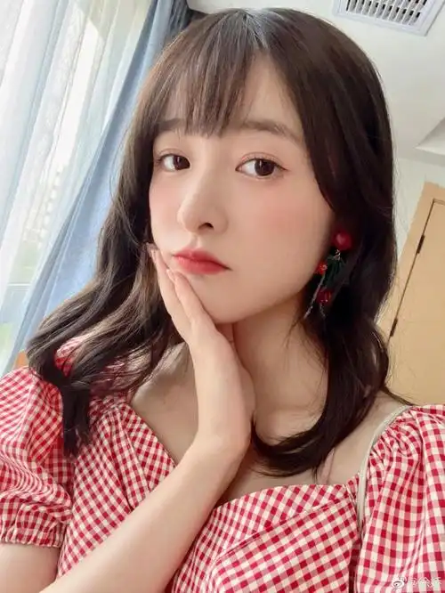 八,周冬雨周冬雨骨骼纤细,个子小,在女明星争奇斗艳的红毯上她仿佛