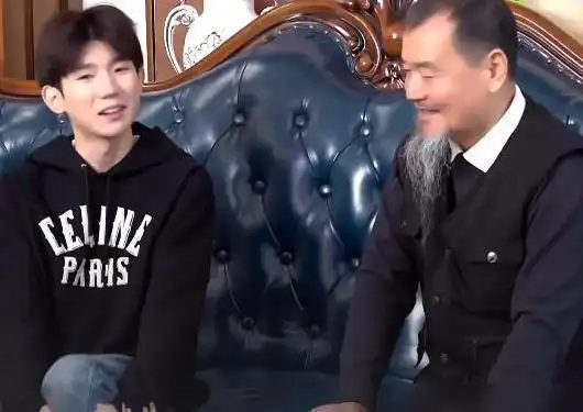 王源出道七年首晒爸爸正脸照,父子俩长得太相似,像复制粘贴