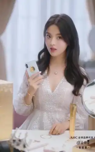 原创杨超越终于不再保守深v领亮片裙略显成熟男粉丝给缝上了