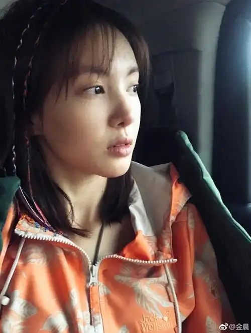金晨拉萨潇洒旅行 素颜晒照皮肤白皙五官精致