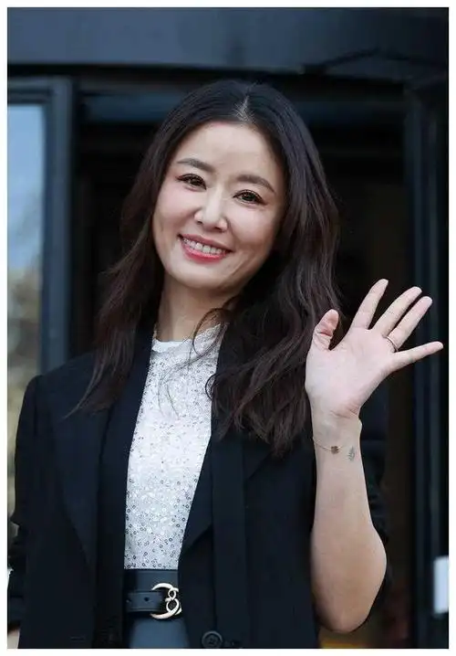 林心如48岁巴黎现身美得动人逐渐绽放