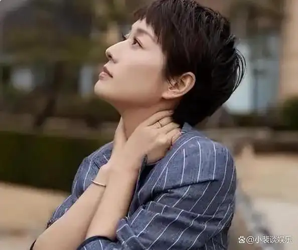 马伊琍的事业一路飞升也离不开这位导演男友的加持.