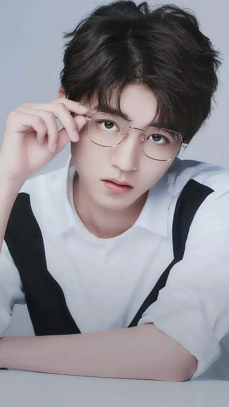 王俊凯白衬衫造型合集 让你知道什么叫穿白衬衫最好看的明星!