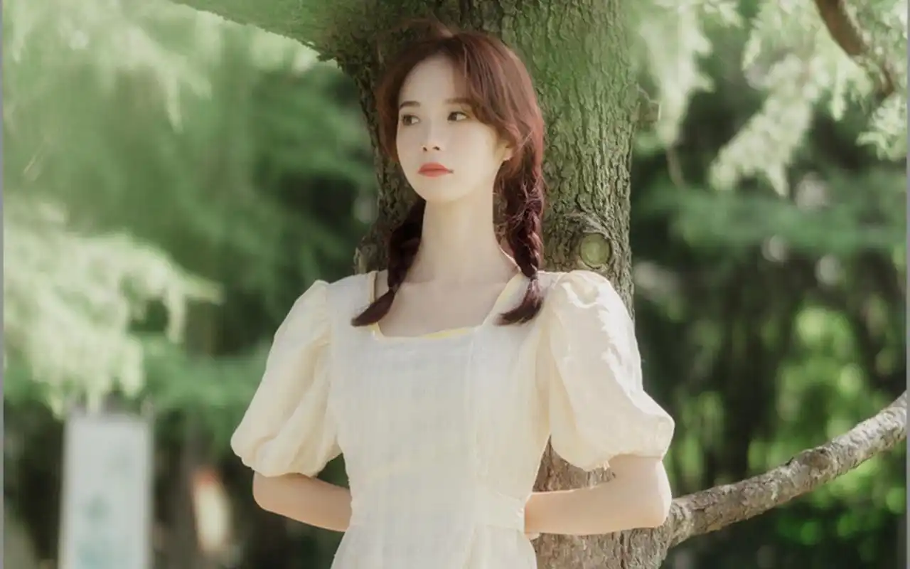 清新文艺美女户外写真桌面壁纸