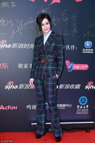 尚雯婕撞色西装配gucci腰带 防水台高跟鞋抑郁神秘