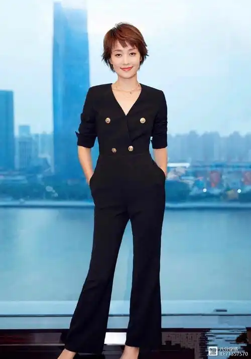 马伊琍很有成功女性范,超短发配格子西服look现身活动,干练时尚