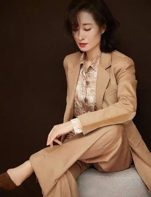 刘敏涛咖色西装套装复古优雅 戴小鹿头饰可爱满分
