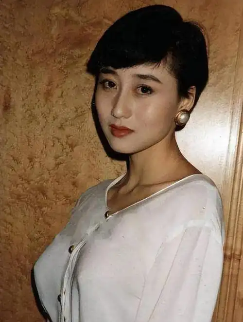 近照曝光:扎小辫,满脸黑色老年斑,和利智跪坐念经引热议|记者|黄秋燕