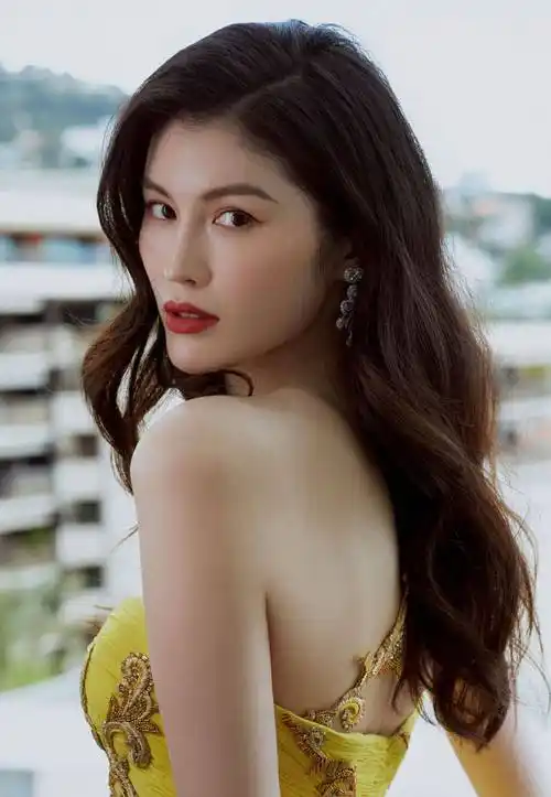 国际超模何穗造型百变美艳大方!