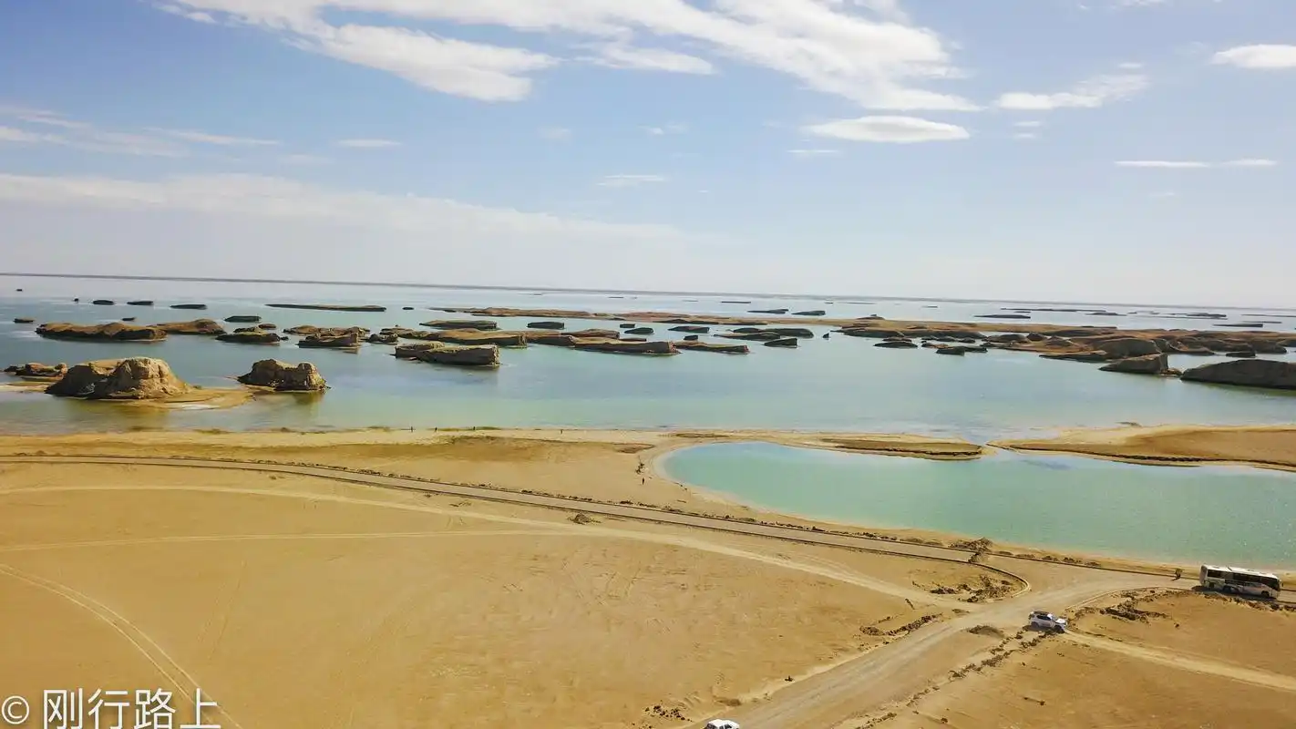航拍青海无人区水上雅丹这世界唯独你最有内涵