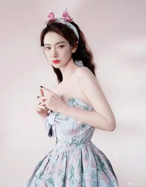 戚薇甜漾花朵大片戚薇甜感娃娃妆好好看啊