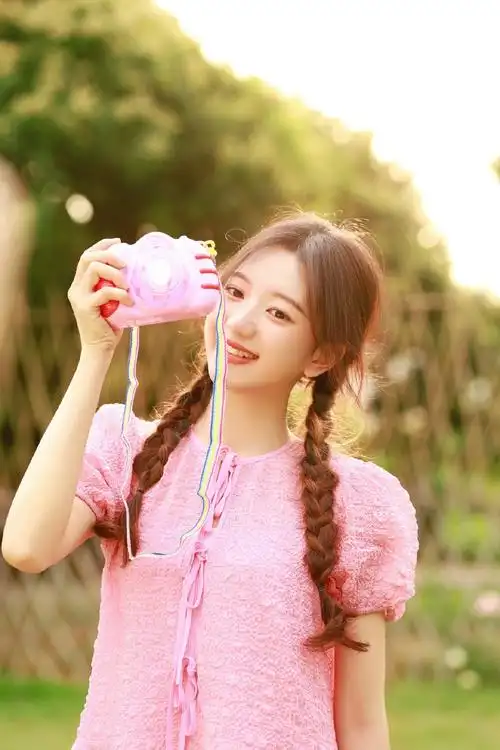 拍摄写真的初级姿势,将眼睛看向镜头外的任何地方,都能帮助模特缓解