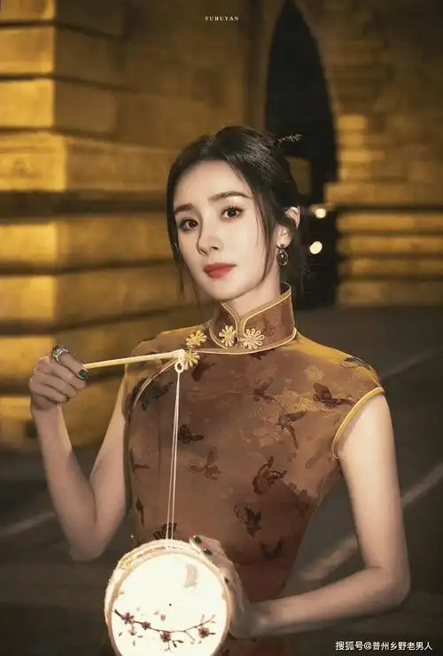 杨幂中秋晚会旗袍造型惊艳,网友赞美"国风韵味十足"_中国_竹叶_盛宴