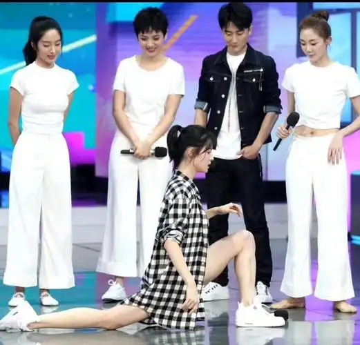 苗苗真的好细心但是钟楚曦的一字马有点绝