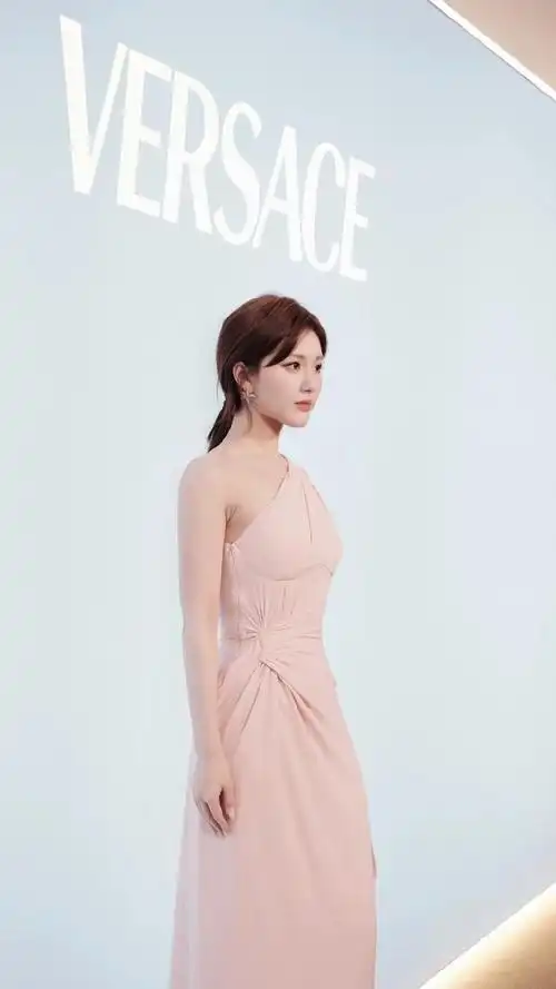 赵露思最新活动妆照 这一次穿对了