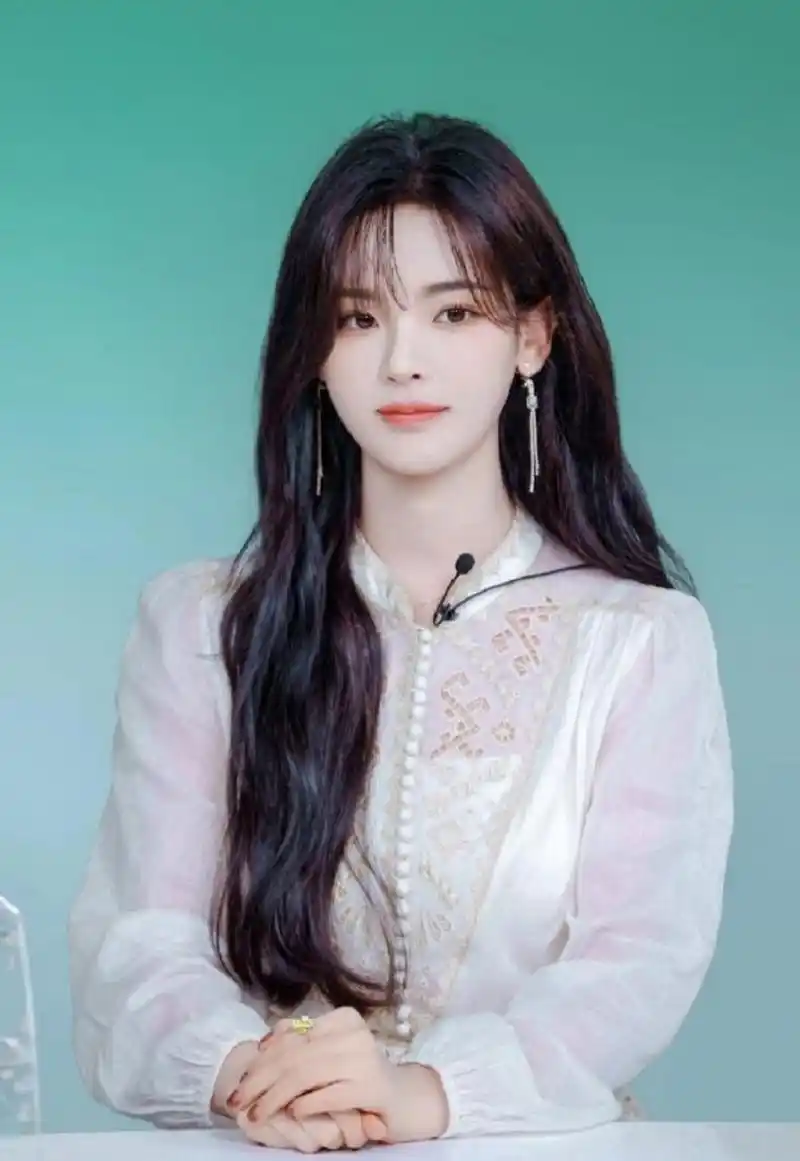 杨超越解锁新造型# 空气刘海,再加上摆着各种可爱pose,元气满满,又种