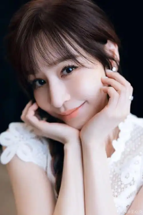 王心凌在微博发布一组自己的写真,穿着白色连衣裙,俏脸温婉清爽-爱