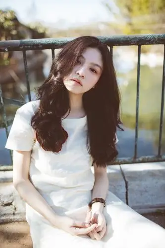 干净动人:去年金像奖影后春夏私服