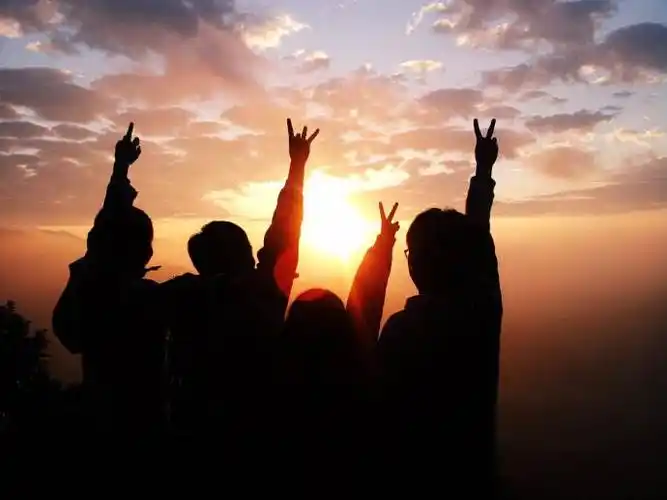 朋友的爱 有人说,"世界上最普通的名词是朋友,但最难得的也是朋友