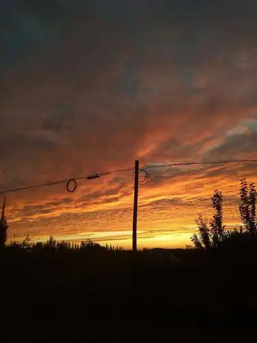 傍晚,天边的云彩特别美丽,但是黄昏,确有点儿短暂.