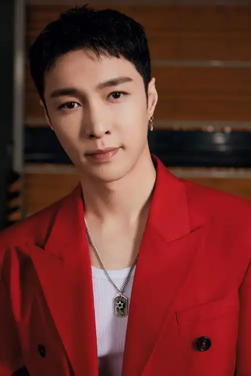 红色西装77短发,利落又帅气#张艺兴红西服大片##张艺兴红西装大片