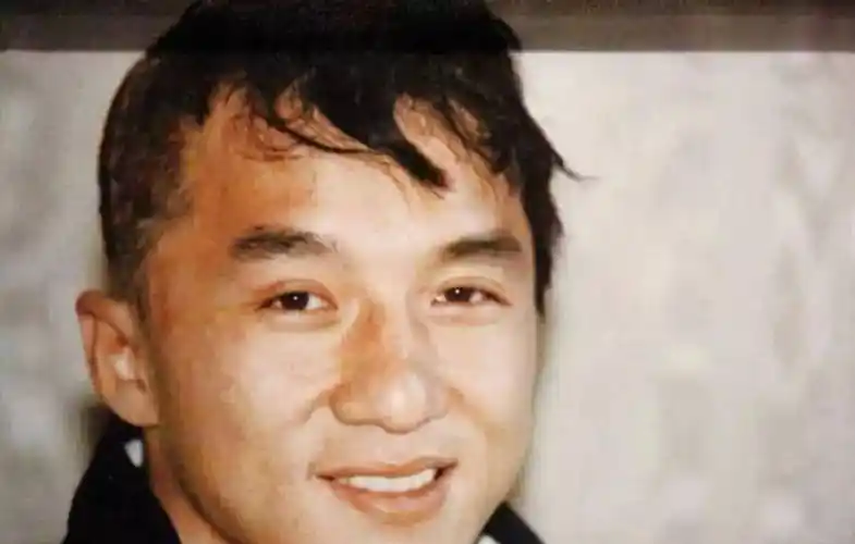 原创第一次剪短发险些丧命干爹立下两条规矩成龙一生不剪短发