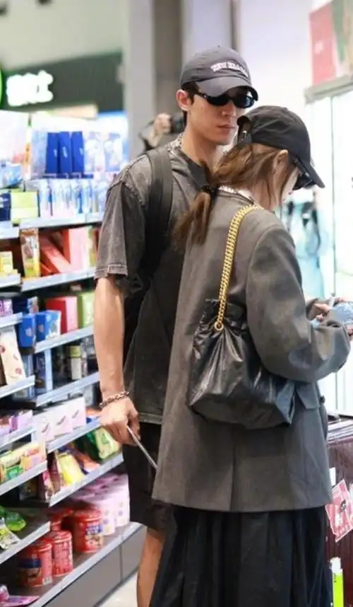 钟楚曦与新男友一起回国!形影不离感情深厚,没穿情侣装风格迥异