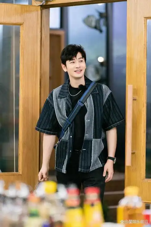 热门综艺《中餐厅6》上周五播出第五期,黄晓明亲自下厨做鱼汤,厨艺大