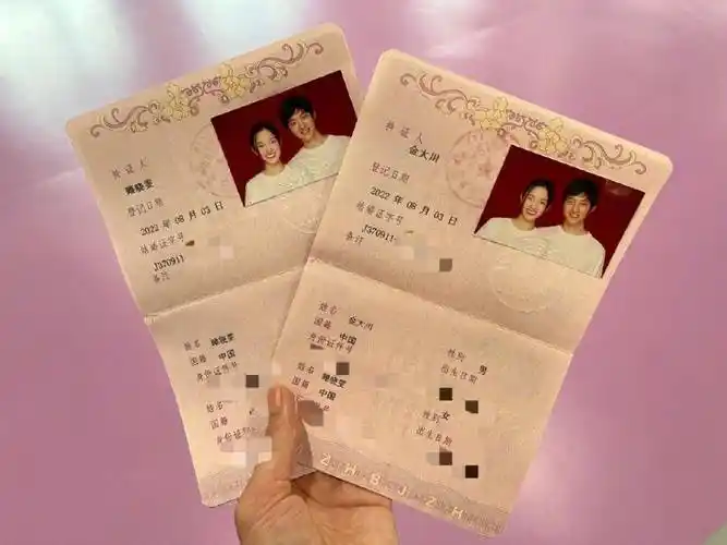 金大川还公开了两个人的结婚证件照,照片中,两个人穿着白不法侣款t恤