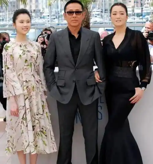 穿着有肉的花裙子,脑袋又美又软,脸蛋像李念_着装_款式_女人