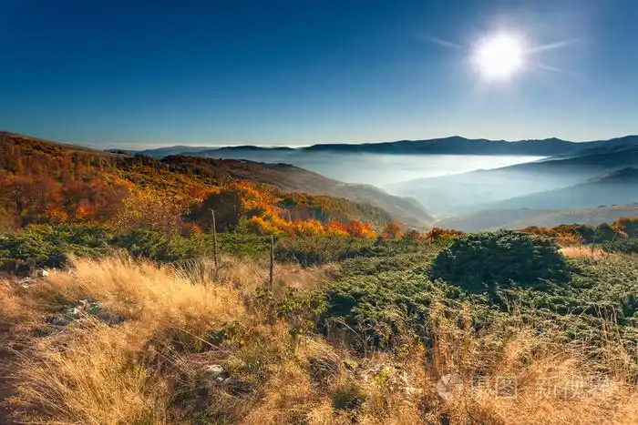 对初升的太阳山秋色