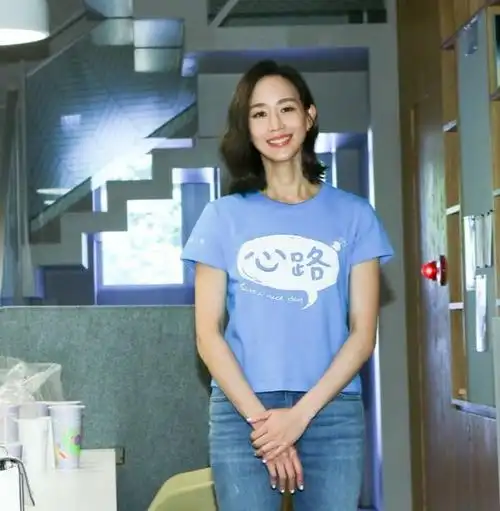 >网易号>正文申请入驻>张钧甯留着超美的披肩长发,整个人都变年轻了