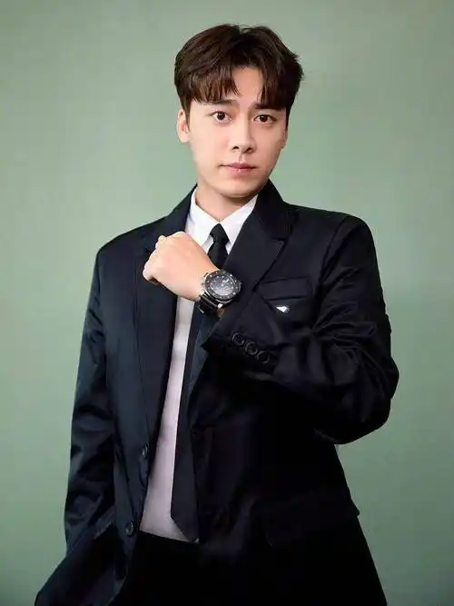 李易峰黑色西装造型演绎经典 飘雪意境化身冬日男神_大片