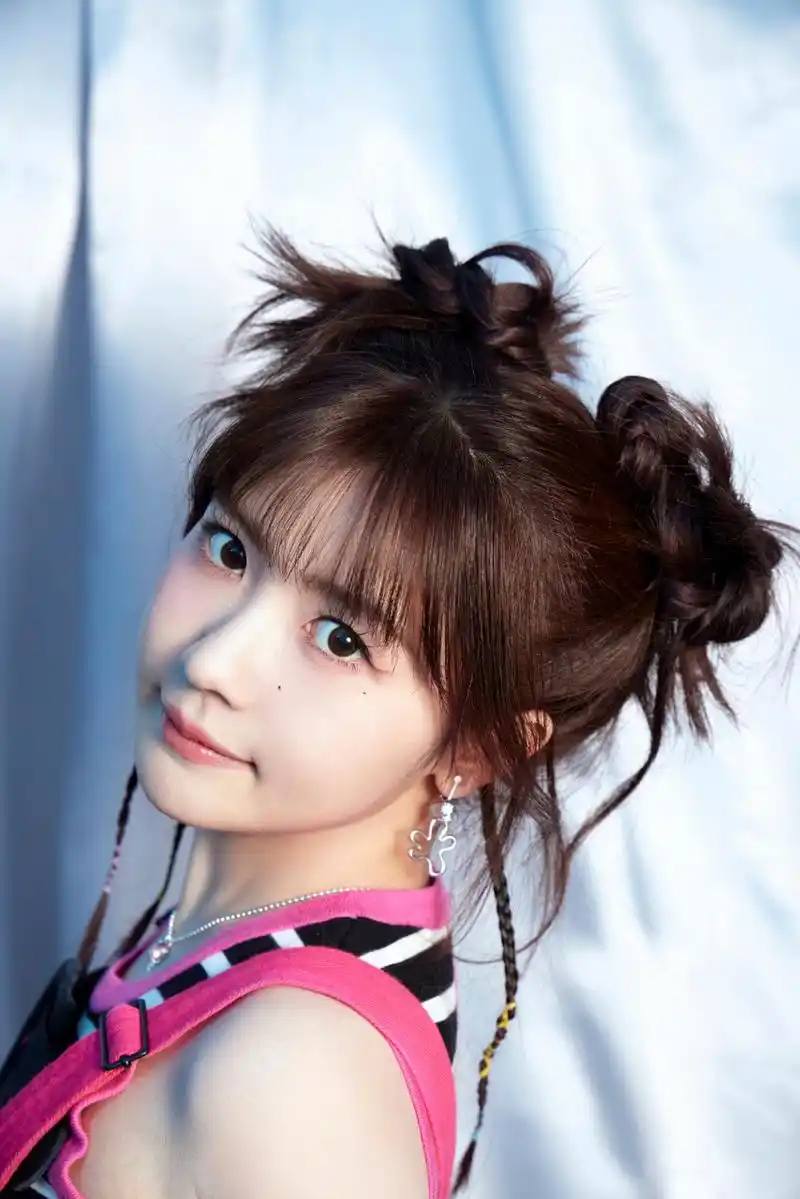 赖美云丸子头搭配红色背带裤,俏皮可爱,元气满满!