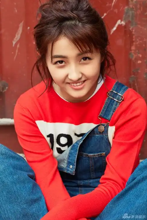 张子枫曝最新写真笑容灿烂少女活力十足