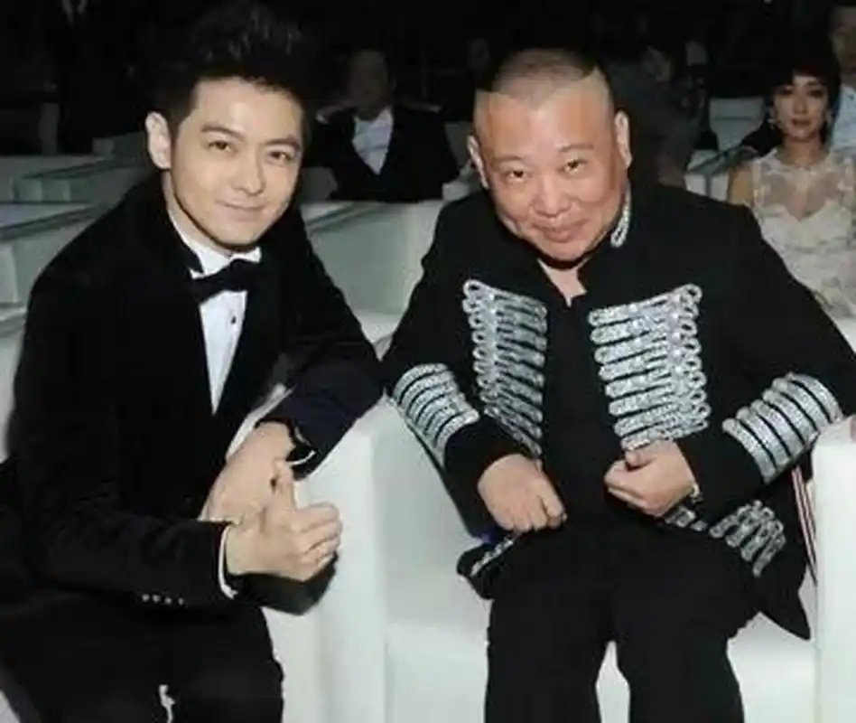 2018年,赵雅芝去养老院慰问老人时,发生了件尴尬的事.