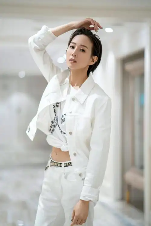 张钧甯穿搭低调,气质出众,圆领毛衣配牛仔裤休闲低调,活力十足