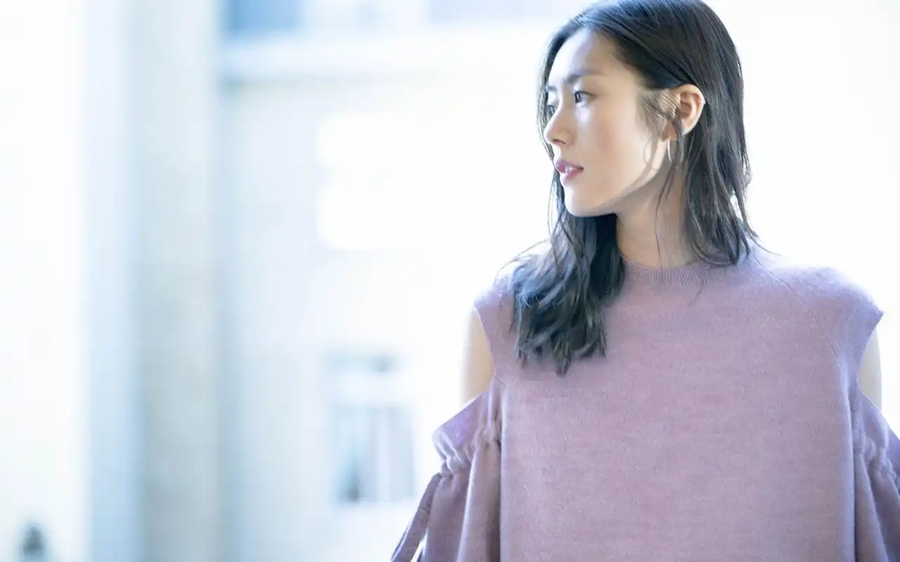 刘雯清新风格高清图片桌面壁纸