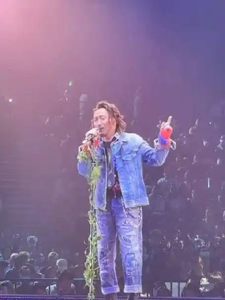 郑中基在红馆演唱《东京出没》