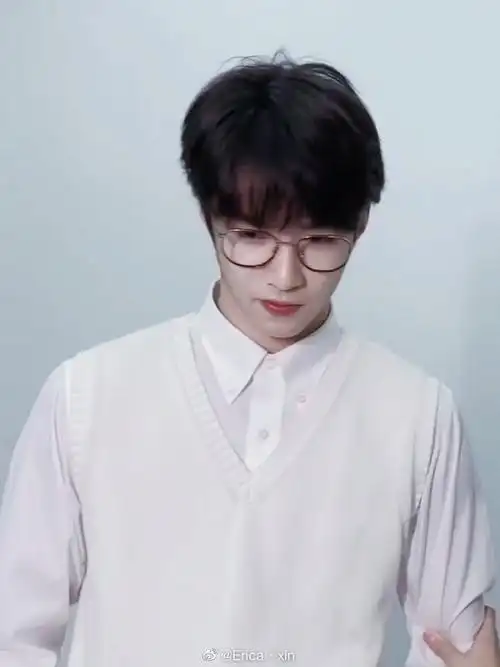 刘耀文白衬衫,银框眼镜,侧颜就很南京牌照(苏a)#时代少年团的拍摄日常