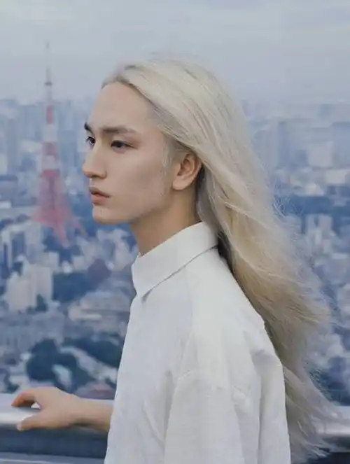 25岁的他雌雄难辨男女老少皆通吃想得到他的男人数不胜数