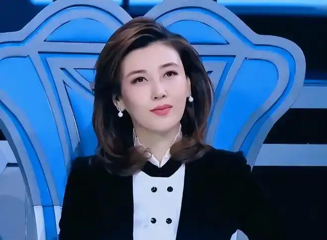 《海峡两岸》李红:都快主持20年了,再不统一,她就老了|央视_网易订阅