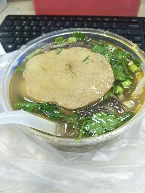 昨天晚上点的外卖,「牛肉粉丝汤」 「素鸡」,味道很好,我很喜欢吃牛肉