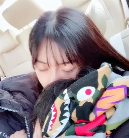 杨颖晒孩子照片,小海绵的衣服是亮点,网友是我太穷了