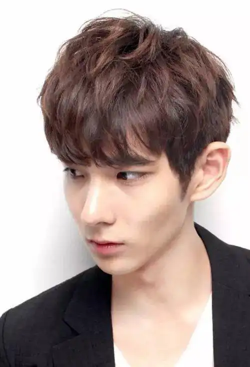 男生潮流纹理烫发帅到没有朋友 脸大脸小型男都能作参考的短发